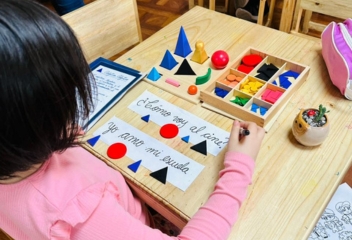 Niña aprendiendo oraciones método Montessori