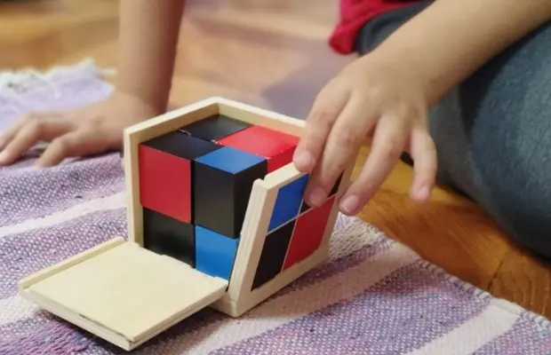 Niño trabajando con cubo Montessori