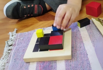 Niño trabajando con Material Montessori