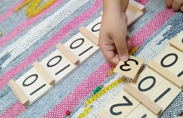 Niño trabajando en matemáticas Montessori