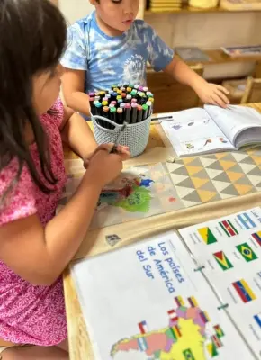 Niños trabajando en Geografía en Montessori