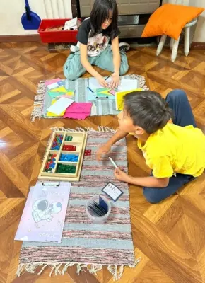 Niños trabajando en matemáticas en Montessori